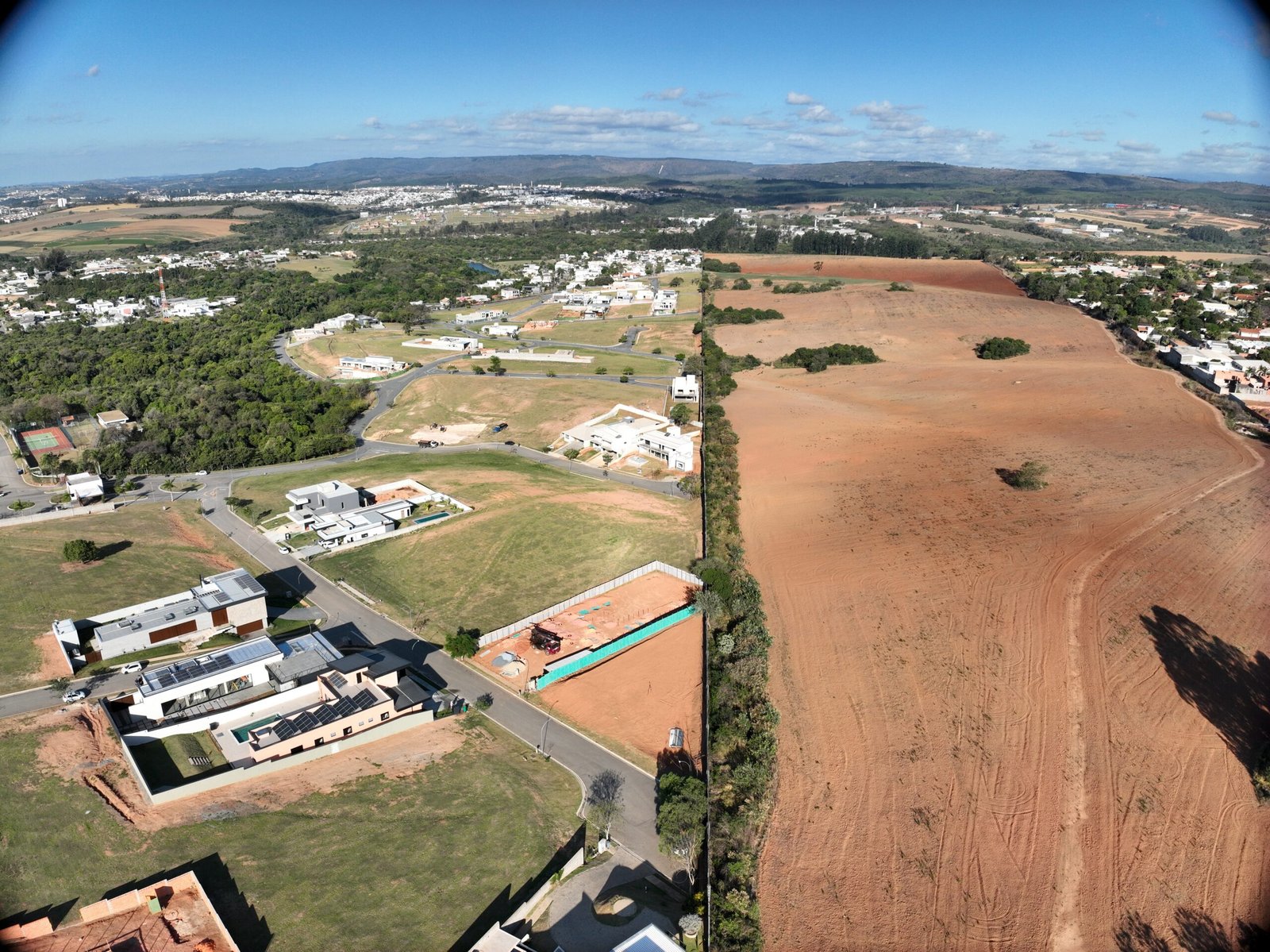 Vista aérea de imóvel e área de projeto