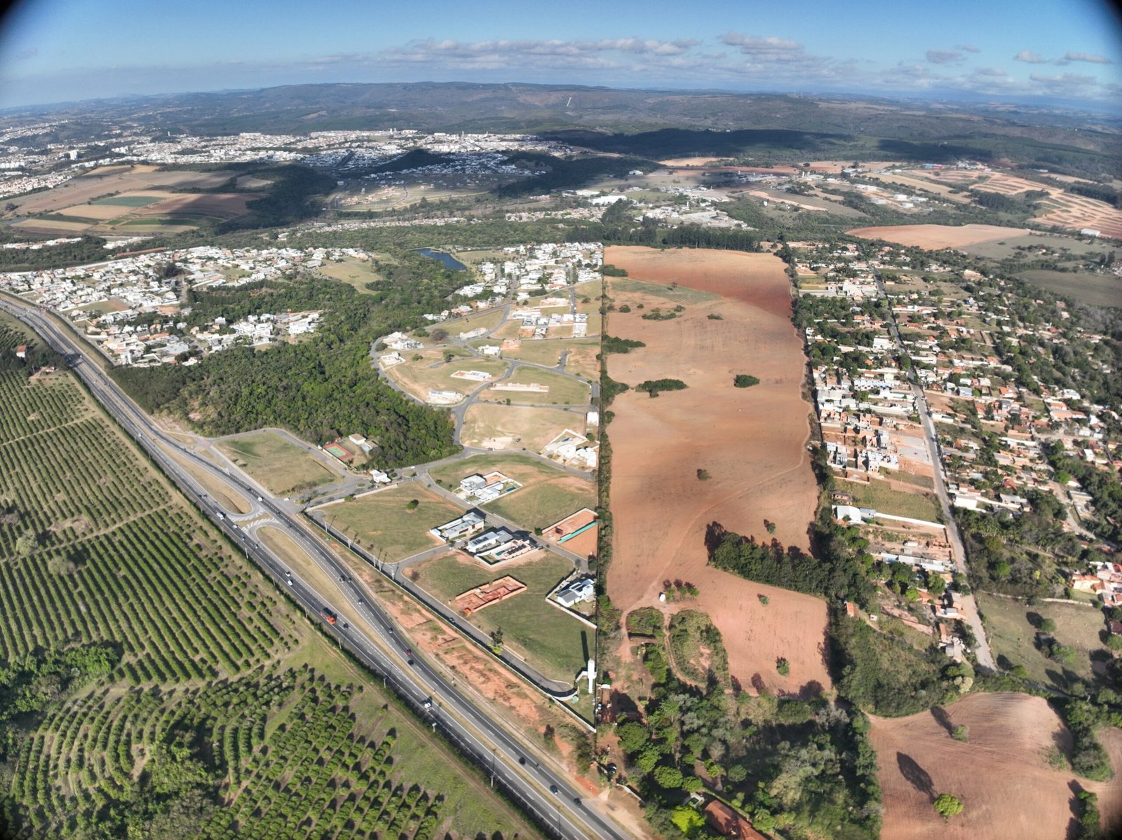 Área de terreno para desmembramento e desdobro levantada pela Carrera Topografia